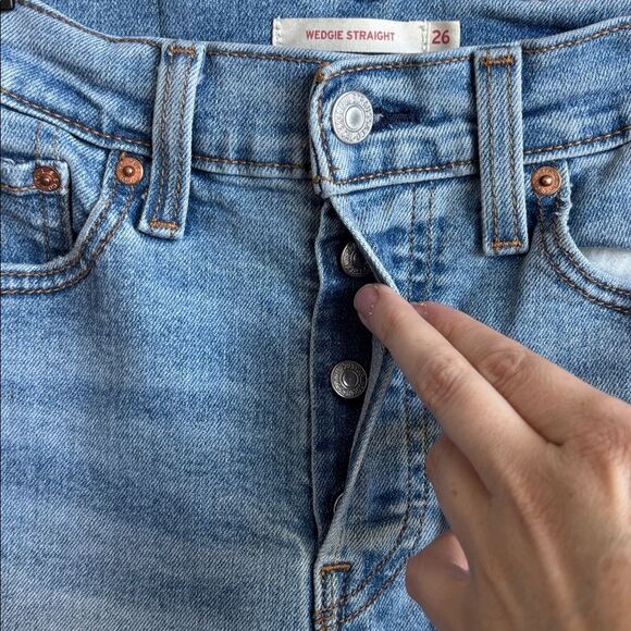LEVIS Light Wash Distressed Wedgie Straight size 26 - Picture 2 of 5
